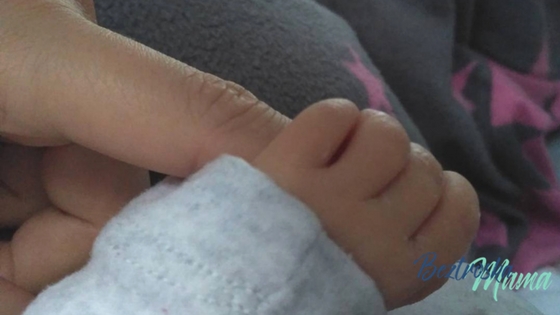 niemowlę trzyma rączką palec mamy